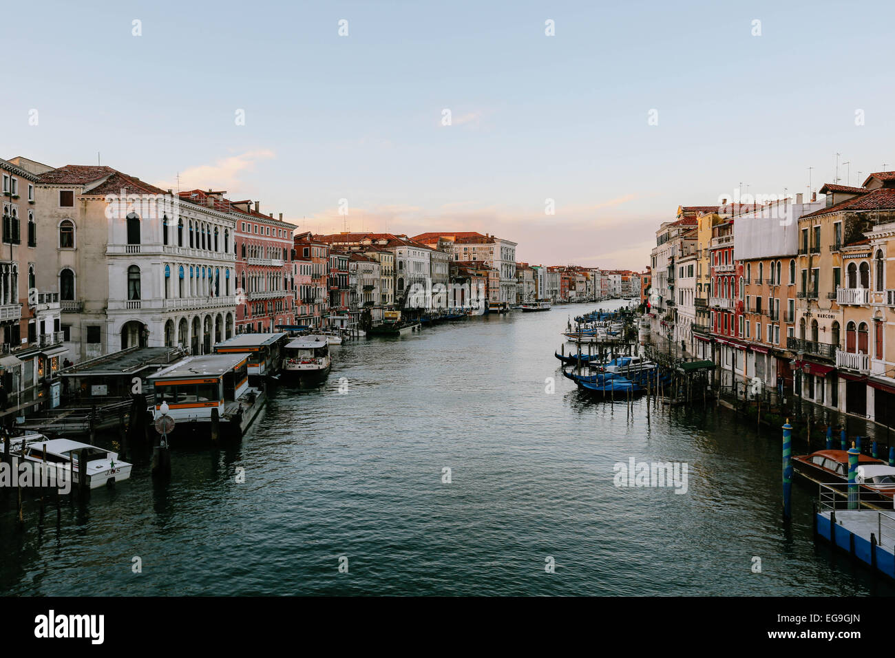 Italia, Venecia, temprano por la mañana vista desde el Puente de Rialto Foto de stock