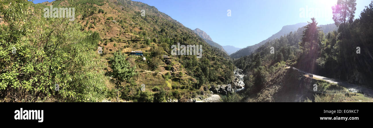 India, Himachal Pradesh, Tirthan Valley, el valle entre montañas boscosas Foto de stock