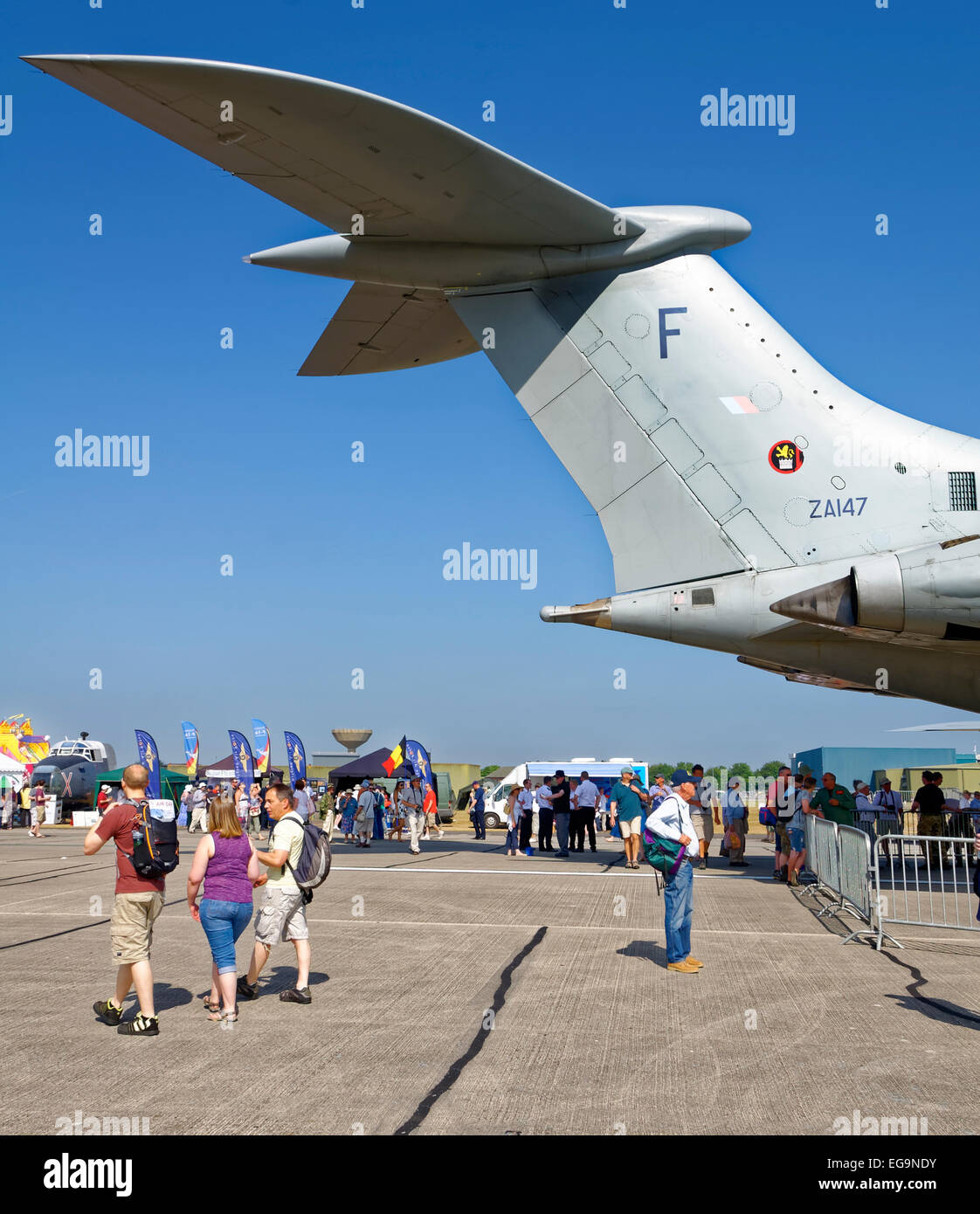 La cola de un Vickers VC10 torres sobre air show de espectadores. Foto de stock