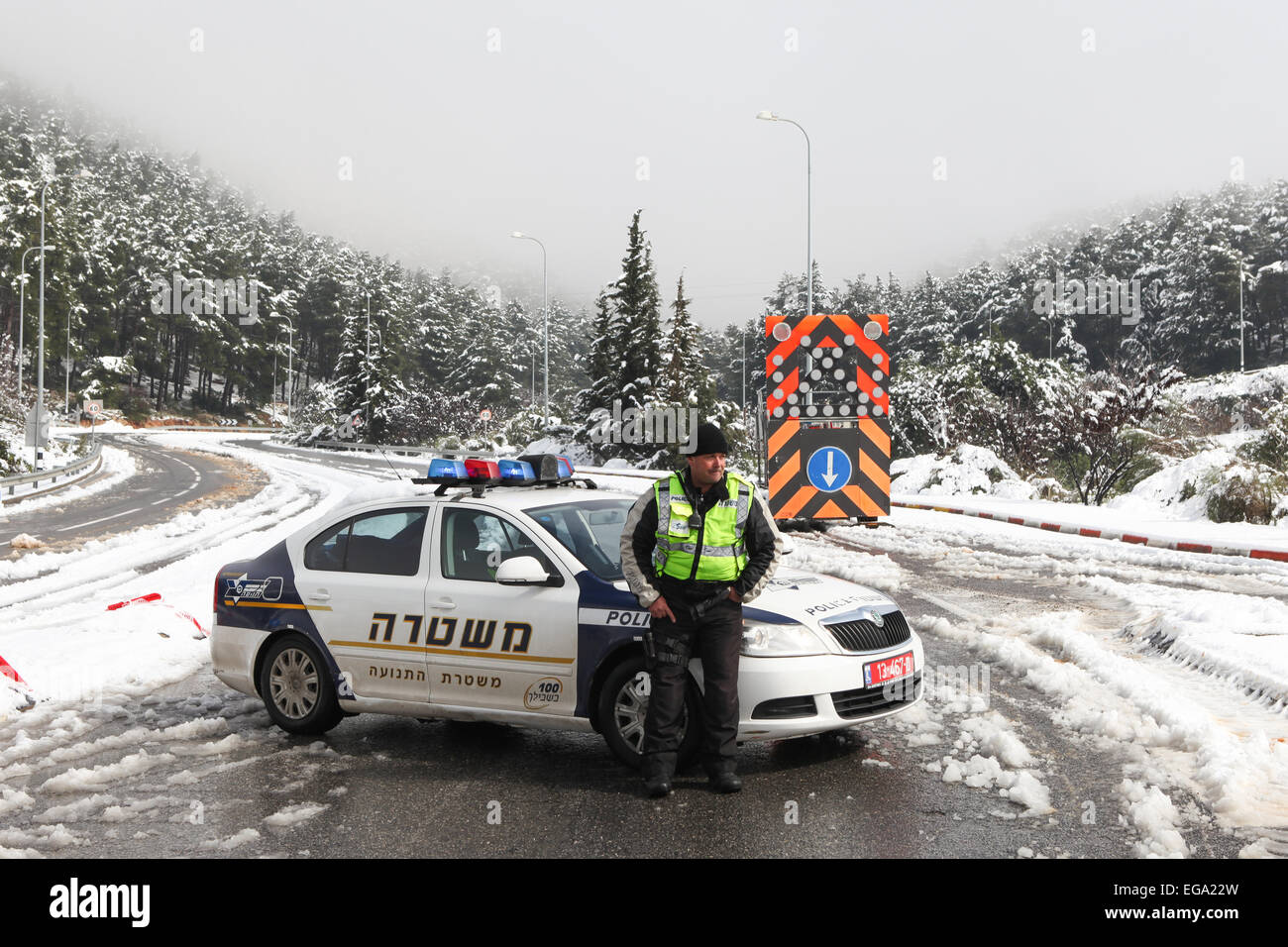 Bloquear la carretera firmar debido a las intensas nevadas Foto de stock