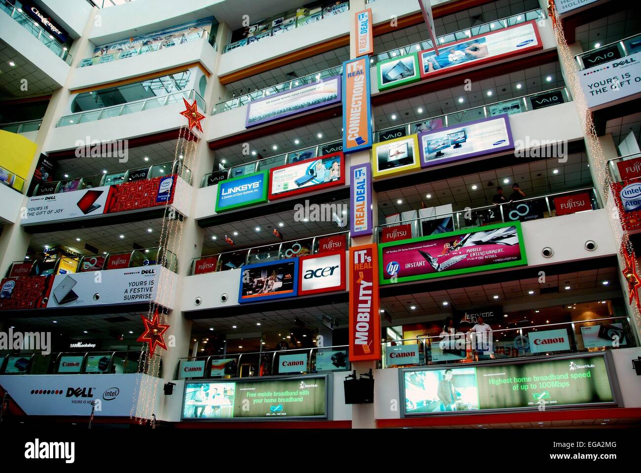 Sinagpore: atrio de 6 plantas en el Mall Digital Funan, Singapur es el  primer destino de compras para los ordenadores y la electrónica Fotografía  de stock - Alamy