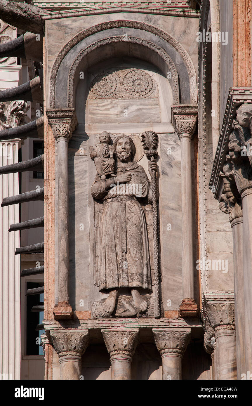 Detalle de relieves en piedra tallada en la fachada norte de la Basilica di San Marco de puerta izquierda de flores o Porta dei fiori Venecia Italia Foto de stock