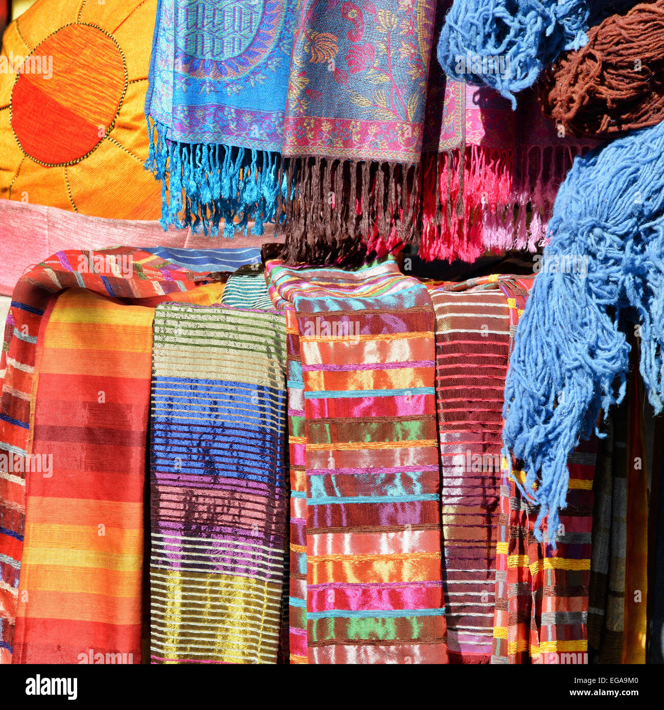 Bufandas y pashminas pantalla, Marruecos Fotografía de - Alamy
