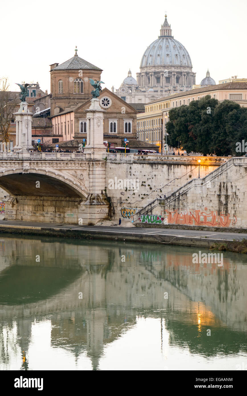 Puente sobre el río Tevere, en Roma, cerca del Vaticano Foto de stock