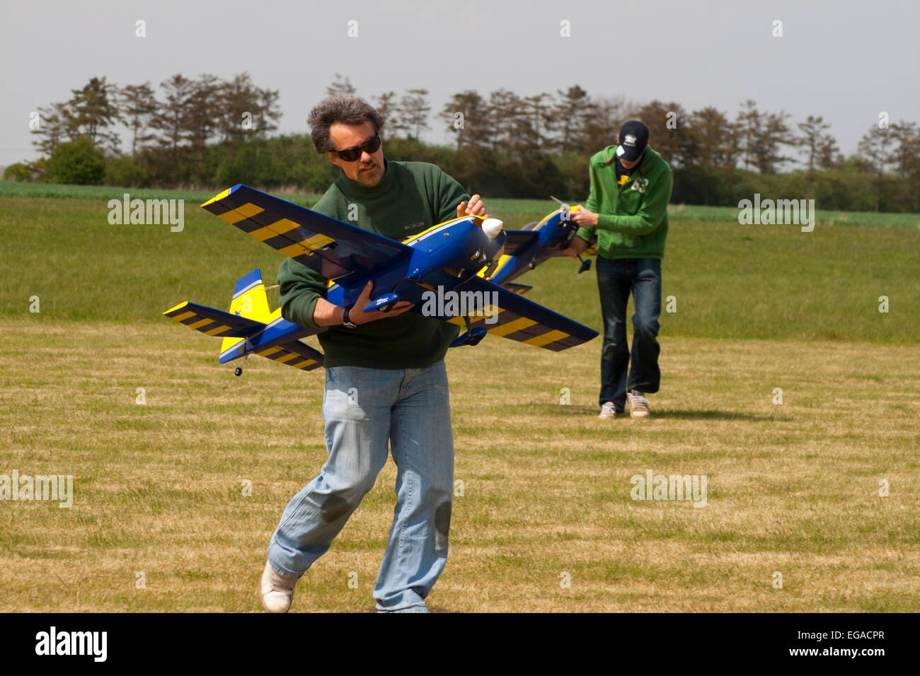 El hombre lleva grandes aviones modelo RC Foto de stock