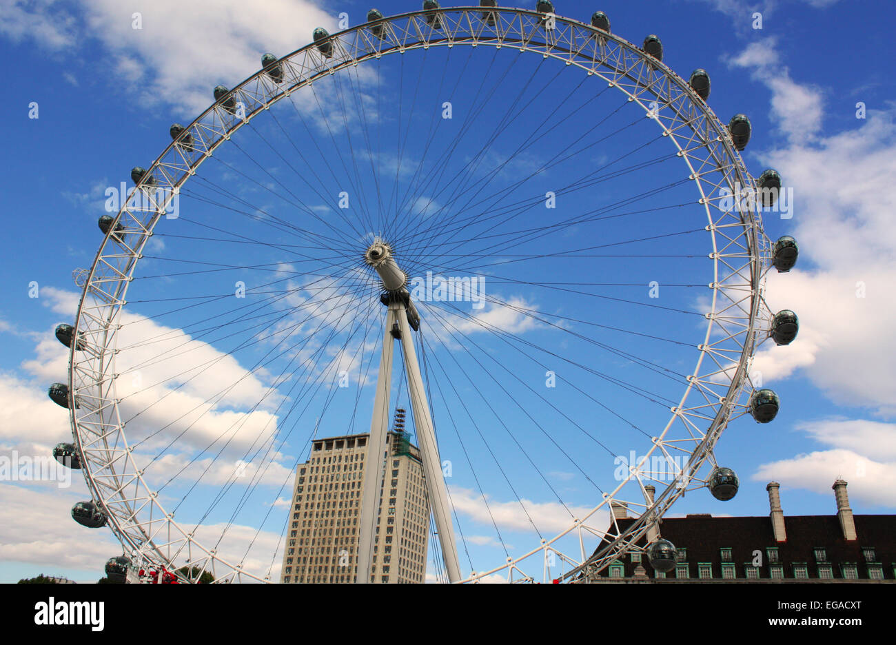 El famoso London Eye rueda gigante en el REINO UNIDO Foto de stock