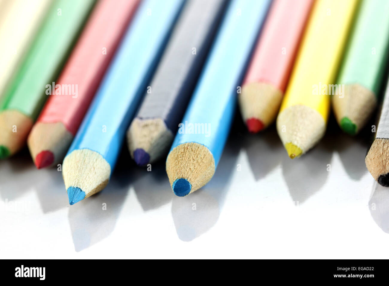Varios de crayón de color se organizan sobre fondo blanco. Foto de stock