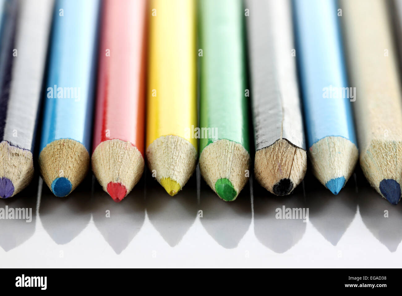 Varios de crayón de color se organizan sobre fondo blanco. Foto de stock