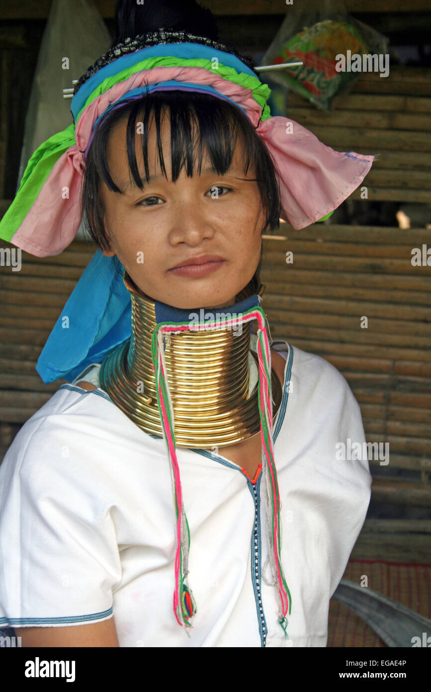 Un residente de la tribu Karen Hill en Chiang Mai, famoso por su largo cuello. Foto de stock