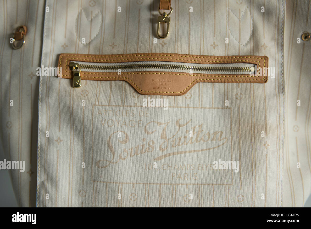 Louis Vuitton Neverfull bolsa de mano Bolsillo interior Fotografía de stock  - Alamy