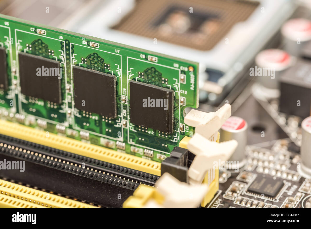 Módulo de memoria RAM instalada en la placa base del ordenador Fotografía  de stock - Alamy