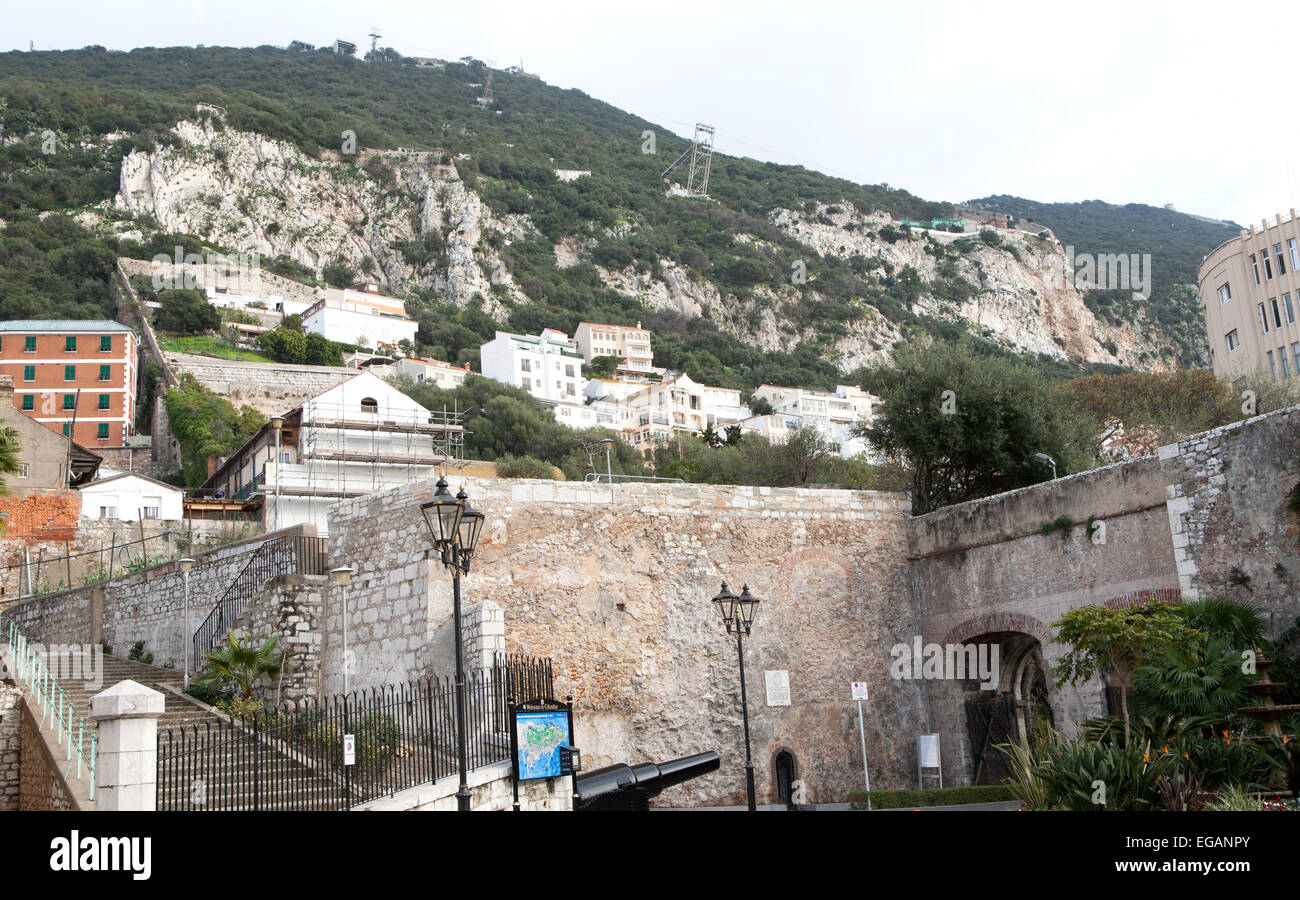 Edificios históricos muros defensivos de Gibraltar, territorio británico en el sur de Europa Foto de stock