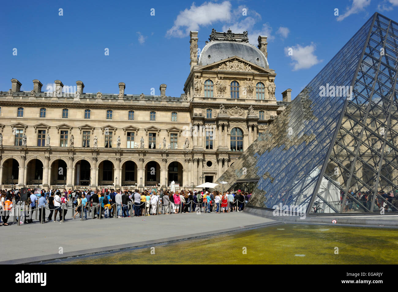 En París, el museo del Louvre, la pirámide, la cola en la entrada Foto de stock