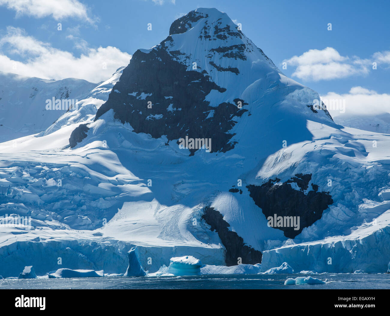 Los icebergs y la montaña, la cierva Cove, la Antártida Foto de stock