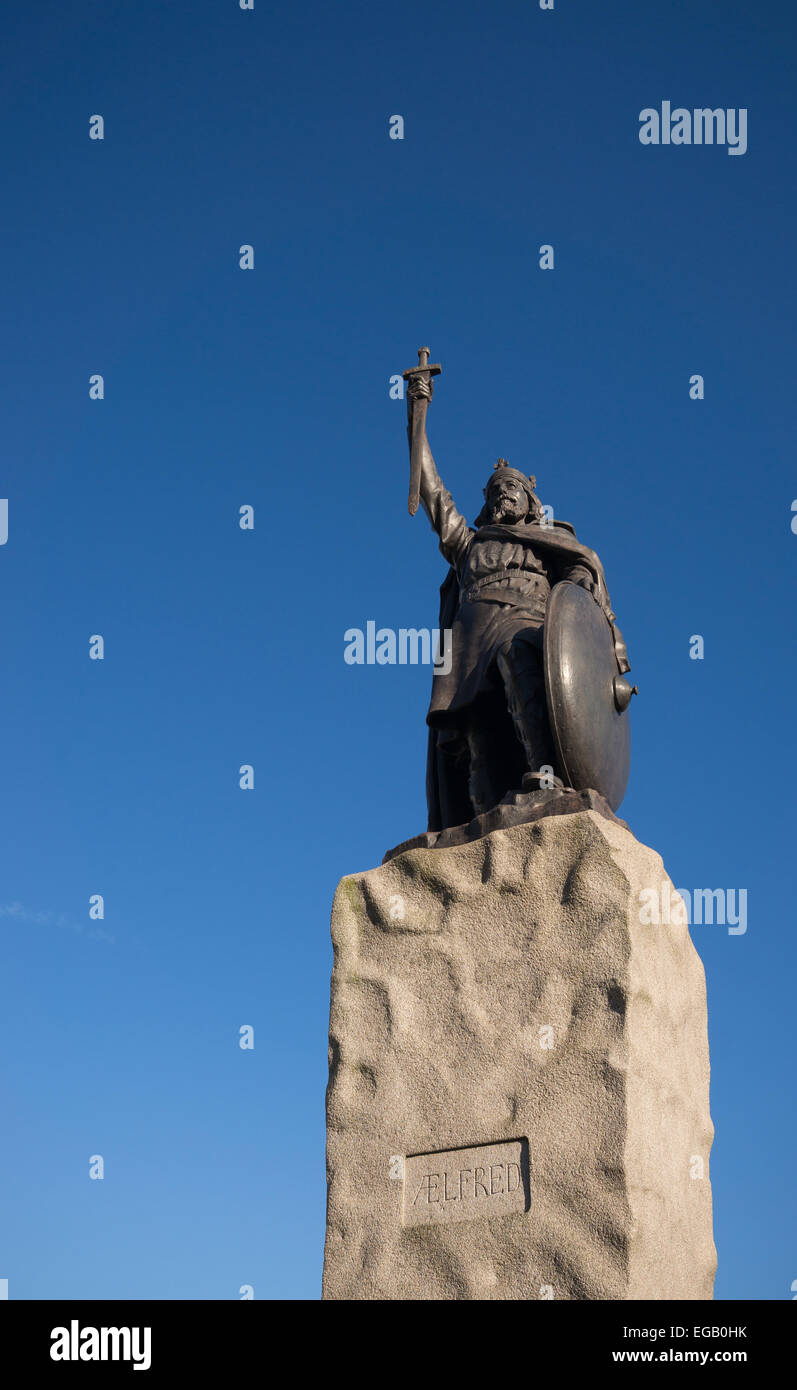 Una estatua del rey Alfredo el Grande, un rey de la antigua región de Wessex, mira sobre WInchester, donde murió y fue enterrado. Foto de stock