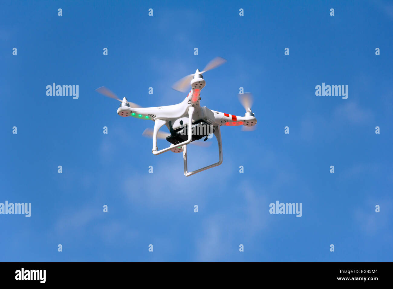 Radio controlado quadcopter drone montado con la cámara del smartphone. Foto de stock
