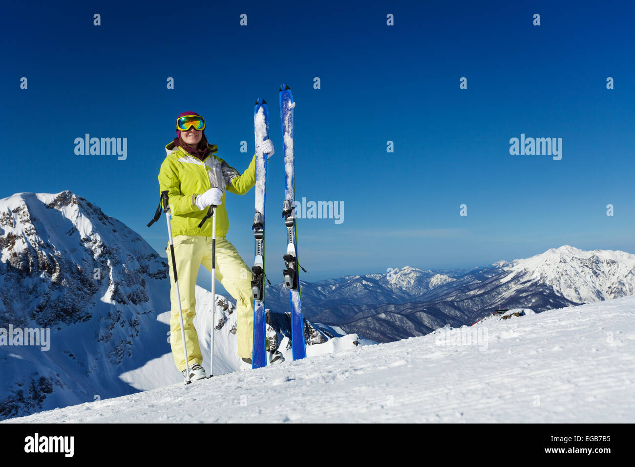 Ropa para esquiar y hacer snowboard. chaqueta brillante, pantalones y  guantes para deportes de invierno y caminar aislado sobre fondo blanco.