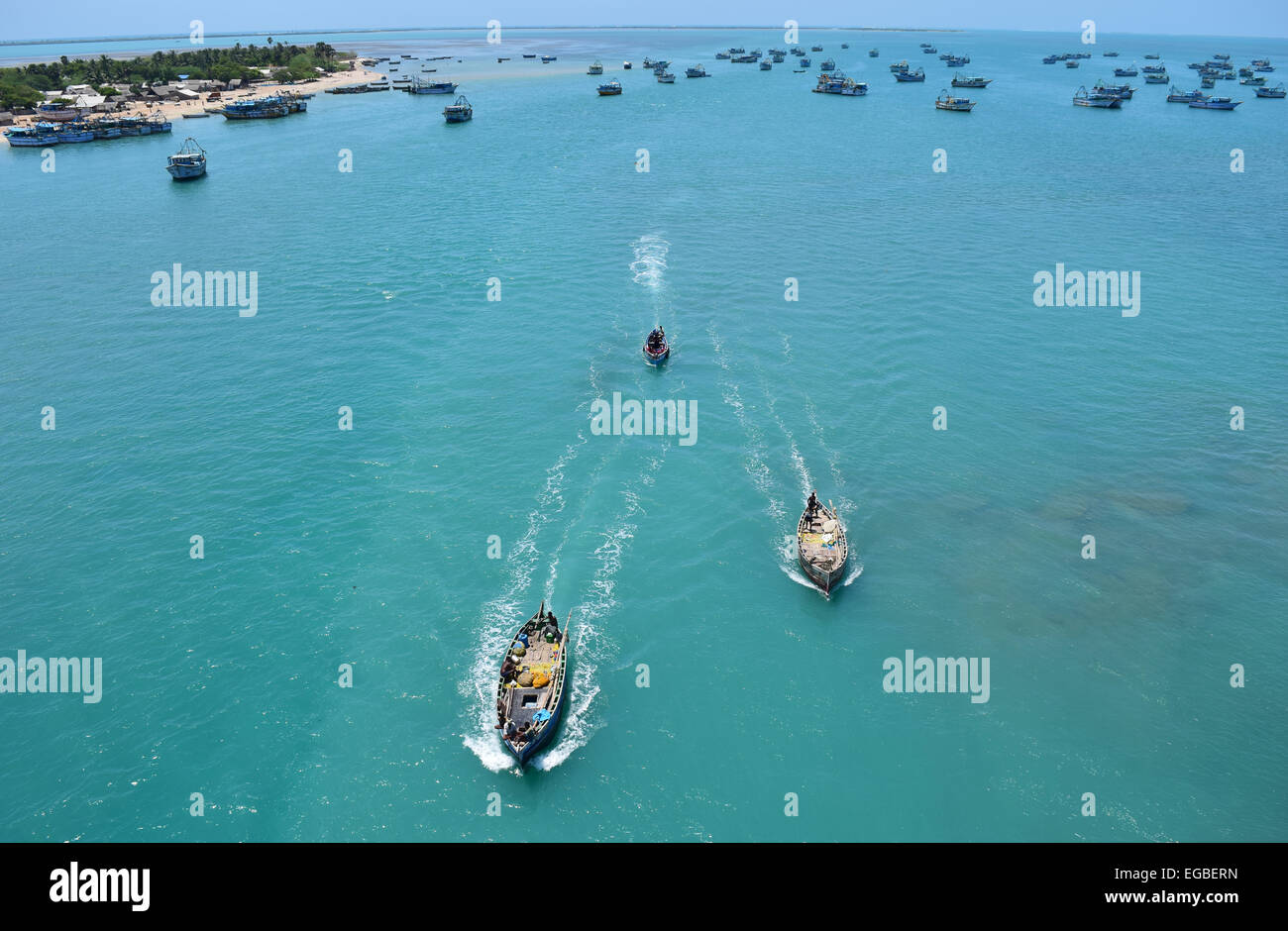 Barco pescador tradicional en la India Tamil Nadu Rameswaram mar embarcaciones pesqueras dejando la India continental de pesca para la vida diaria. Foto de stock