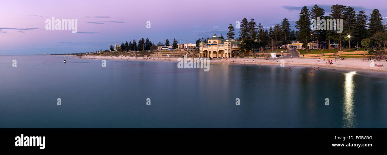 La playa de Cottesloe, Perth, Australia occidental al atardecer Foto de stock