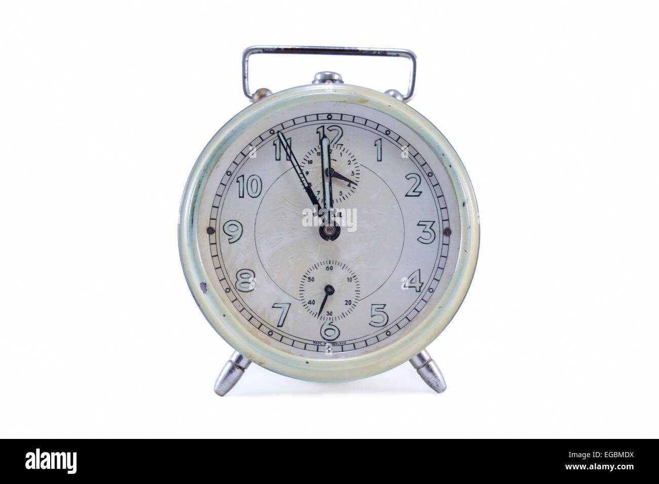 Reloj despertador antiguo aislado sobre fondo blanco. Foto de stock