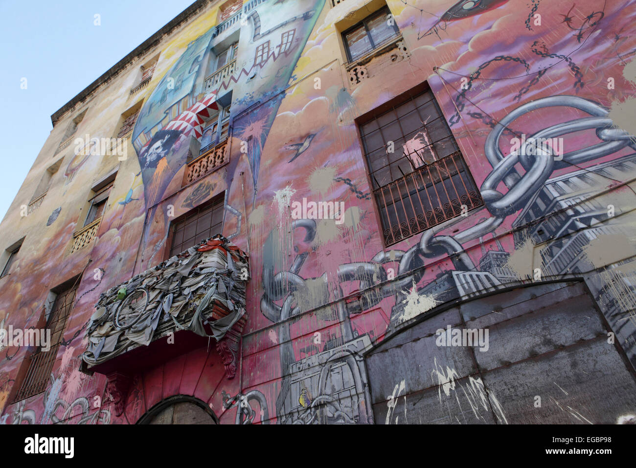 Construcción de la fachada con graffiti mural y de austeridad económica en Barcelona España ¡Ay! Foto de stock
