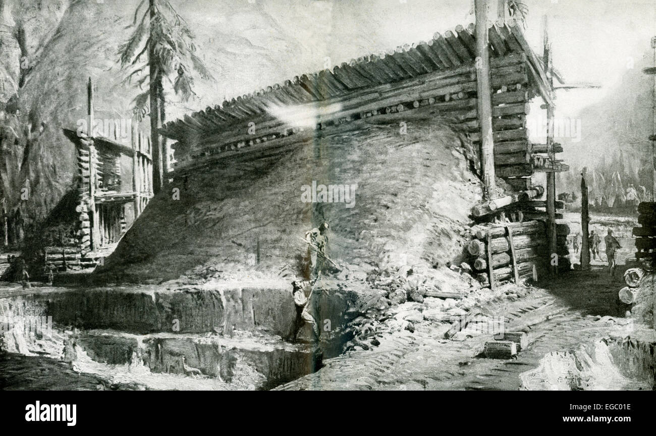 Esta foto muestra un italiano de afianzamiento en un barranco alpino durante la Primera Guerra Mundial. Dos soldados están trabajando en el fortalecimiento del terraplén contra los troncos que actúan como una armadura. Foto de stock