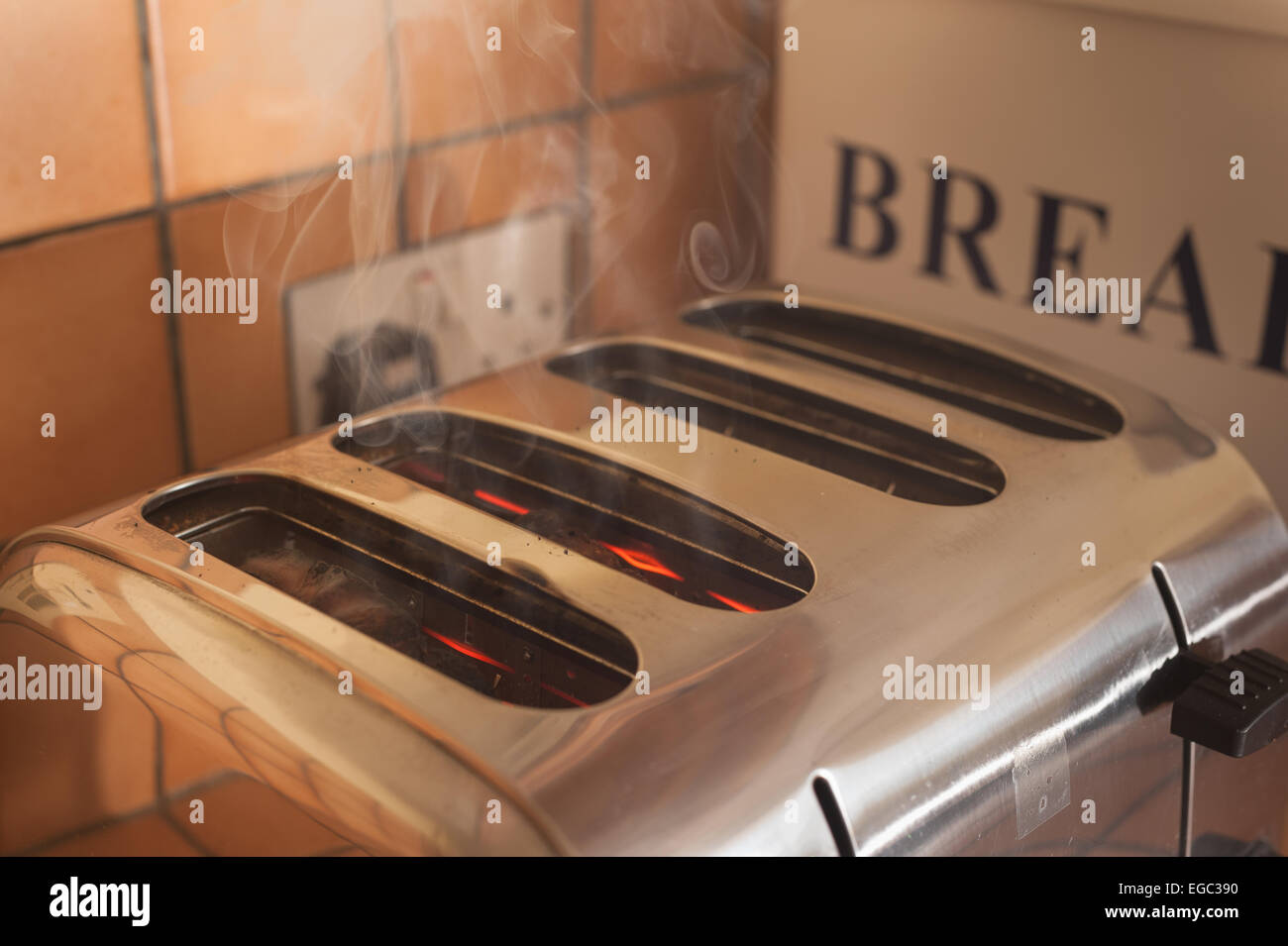 Riesgo de incendio fumar quemando tostadas olvidado en la tostadora en la  cocina cogiendo quema encendido rojo brillante y pan carbonizado Fotografía  de stock - Alamy