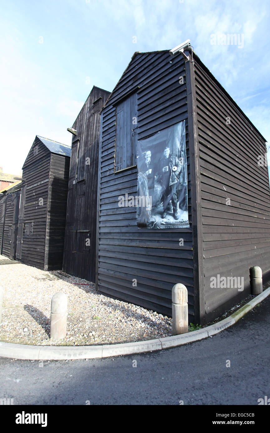 Net tiendas fueron construidas para proporcionar protección contra la intemperie almacena para los aparejos de pesca, Hastings, East Sussex Foto de stock