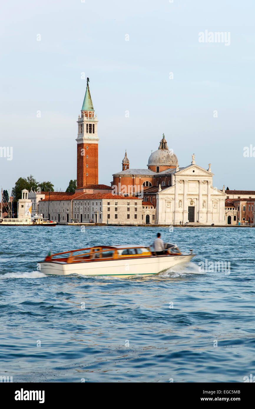 San Giorgio Maggiore y el barco en el canal de Venecia, Italia Foto de stock