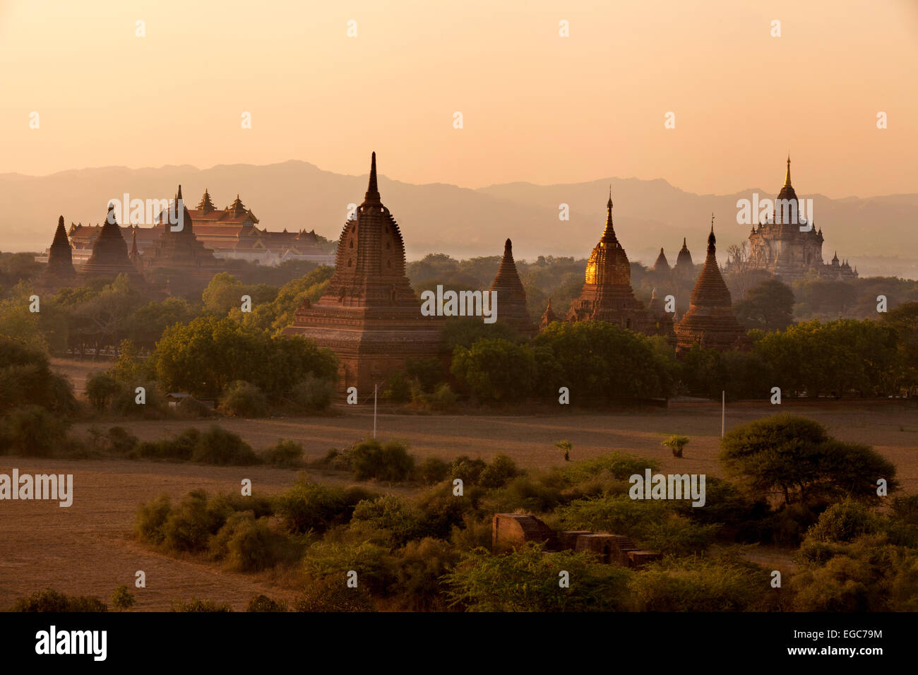 Templos de bagan durante la puesta de sol, paisaje Birmano, Birmania (Myanmar), Asia Foto de stock