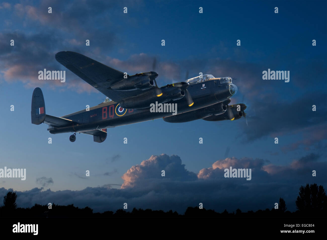 Avro Lancaster en la batalla de Britain Memorial Flight, superpuesta en un atardecer cielo, como si de despegar en un ataque nocturno. Foto de stock