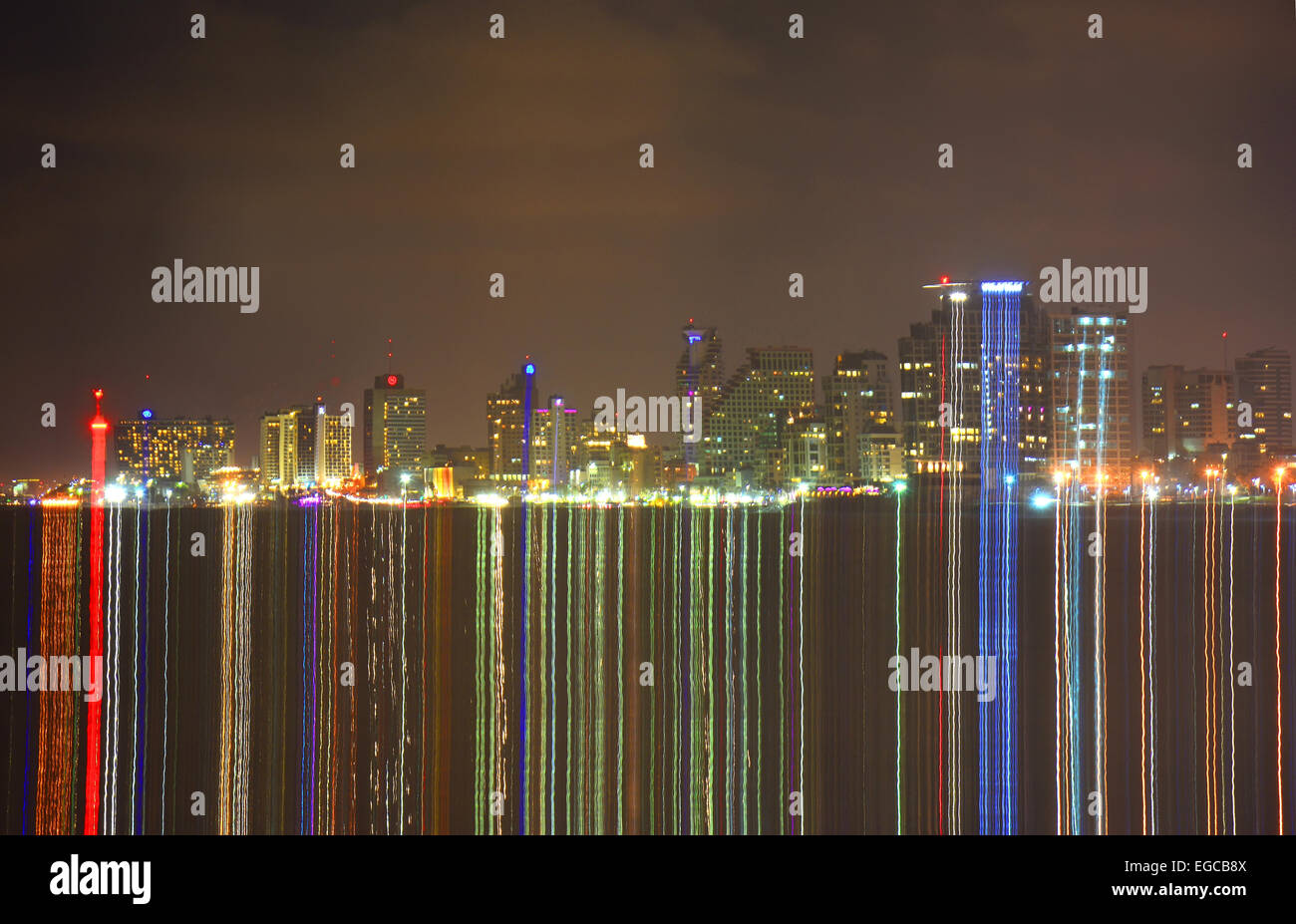 Skyline de Tel Aviv en la noche, efecto luminoso, Israel Foto de stock