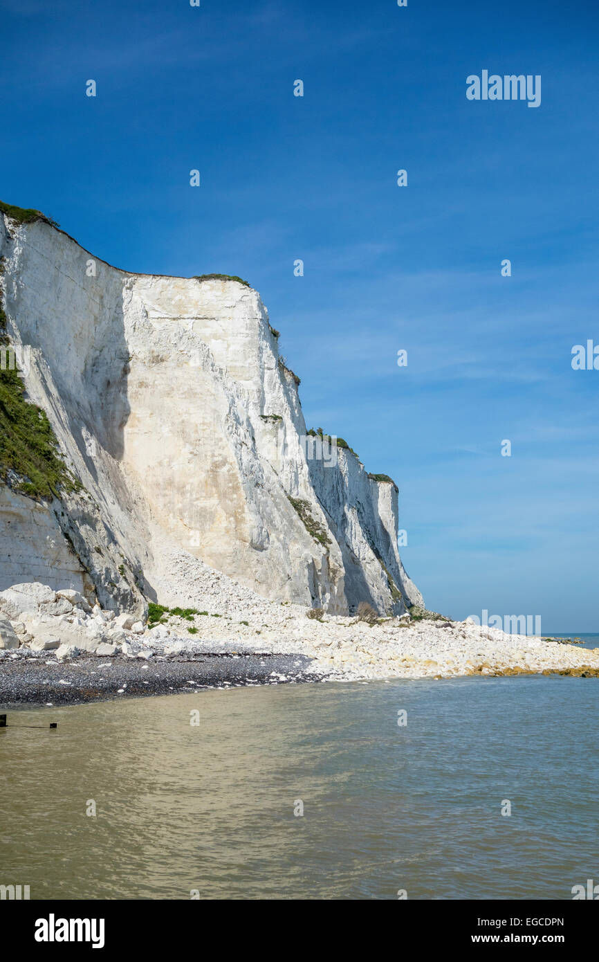 La erosión costera acantilado caen rocas calcáreas de Dover, Kent, Inglaterra Foto de stock
