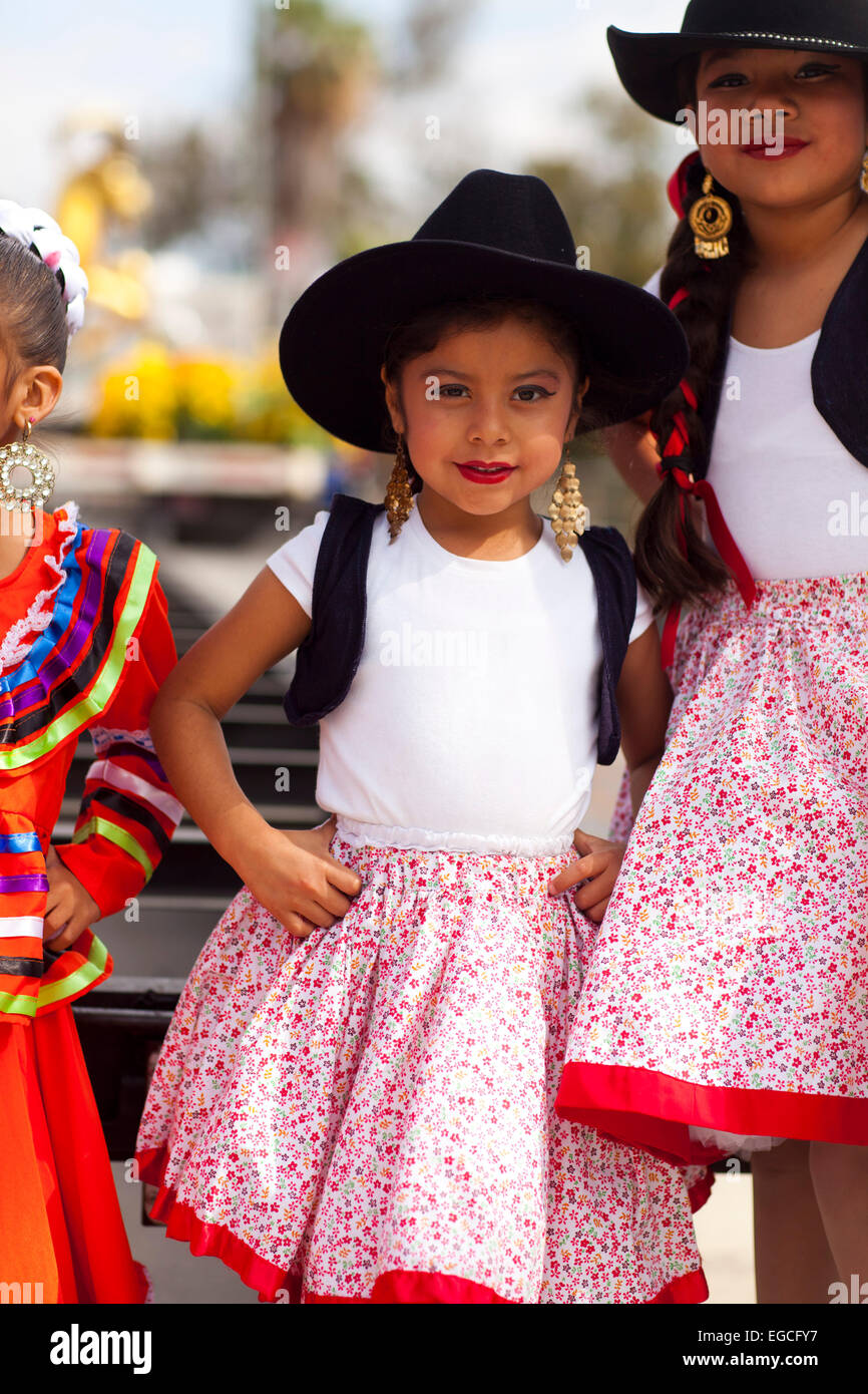 Los niños traje tradicional mexicana en el 2015 Desfile del Año Nuevo Chino, Chinatown, Los Angeles, California Fotografía de stock - Alamy