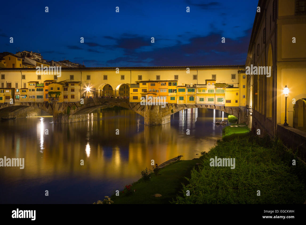El río Arno y el Ponte Vecchio en Firenze (Florencia, Italia). Foto de stock