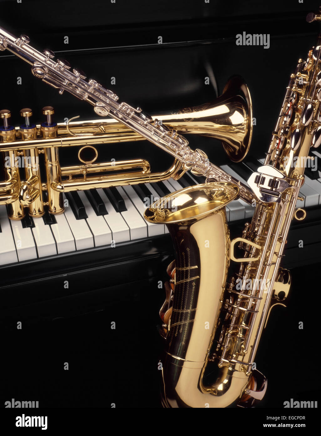 1980 INSTRUMENTOS MUSICALES Piano Saxofón TROMPETA FLAUTA Fotografía de  stock - Alamy