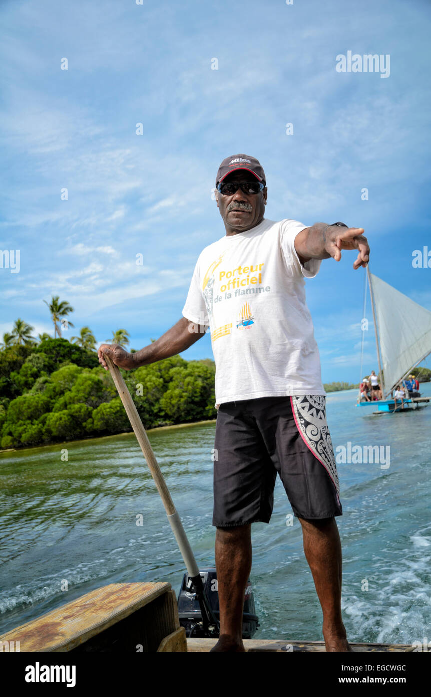 Capitán de una piragua, un pequeño bote de vela, en Nueva Caledonia, en el Pacífico Sur. Hombre Nueva Caledonia; la dirección; mano de lanza; el viejo estilo velero; barquero Foto de stock