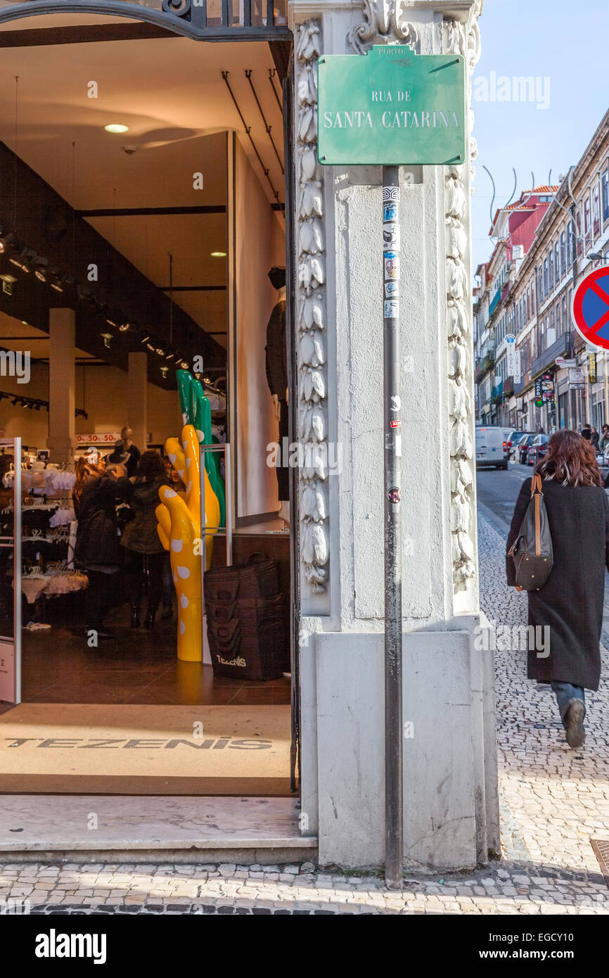 Porto, Portugal. Un cartel en la calle Rua de Santa Catarina, el nombre de la calle más comercial de la ciudad de Oporto Foto de stock