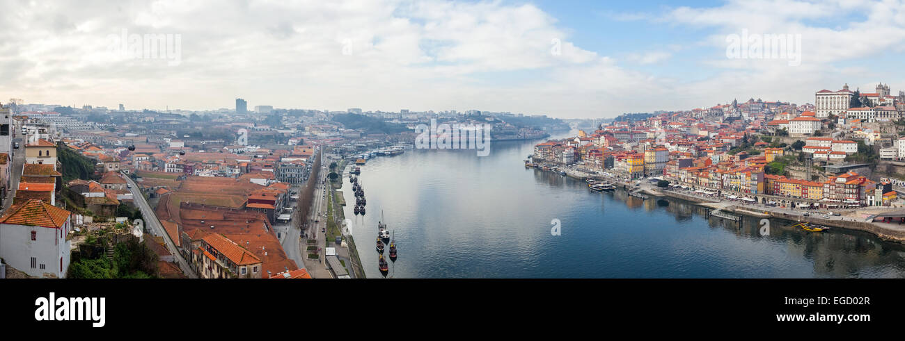 Panorama histórico de la Ribeira y del Río Douro, en la ciudad de Oporto y Vila Nova de Gaia bodegas de vino de Oporto Foto de stock