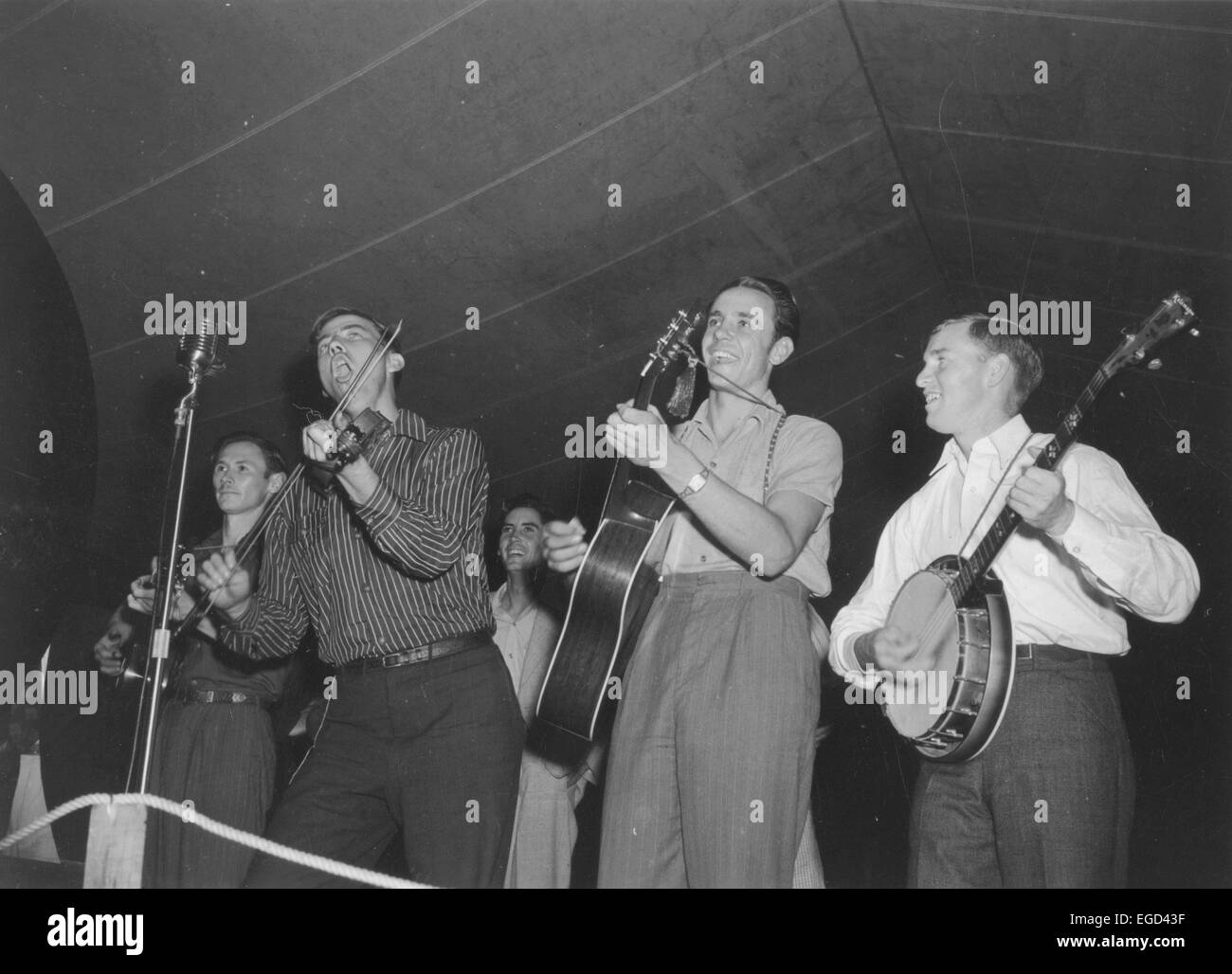Cuatro músicos que actuarán en el Festival Musical de la montaña, en Asheville, Carolina del Norte, alrededor de 1930S-1940s Foto de stock