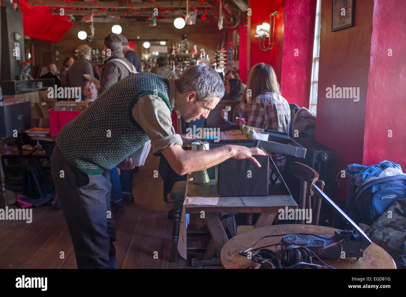 Un registro de colección en una feria discográfica Foto de stock