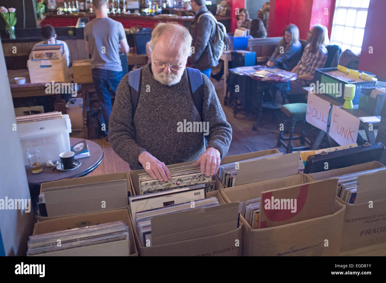 Un registro de colección en una feria discográfica Foto de stock