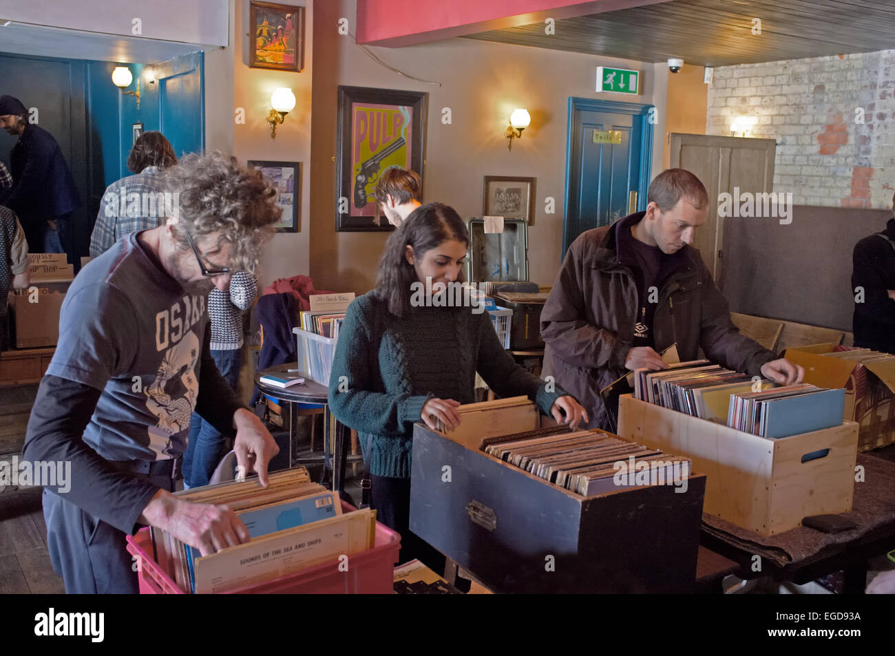 Los coleccionistas de discos en una feria discográfica Foto de stock