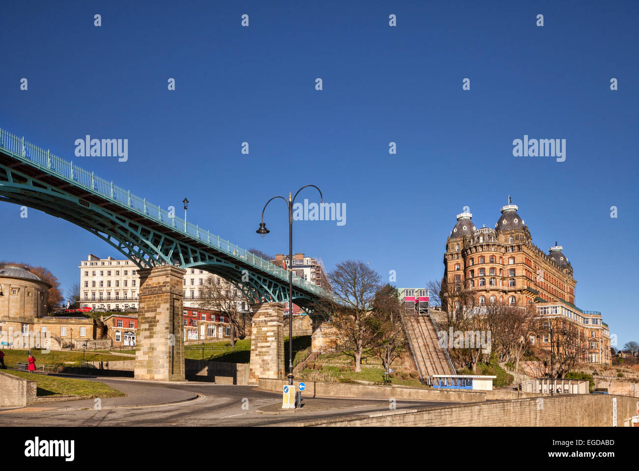 El Grand Hotel, Scarborough, North Yorkshire, Inglaterra, Reino Unido, un edificio de categoría 2, y el Balneario de Puente, en un soleado día de invierno Foto de stock