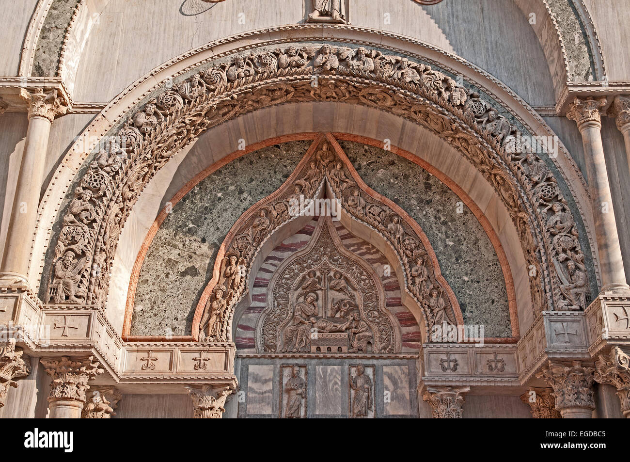 Detalle del arco sobre la Porta dei fiori Puerta de flores en la fachada norte de la Basílica de San Marcos La catedral San Marcos Venecia Italia Foto de stock