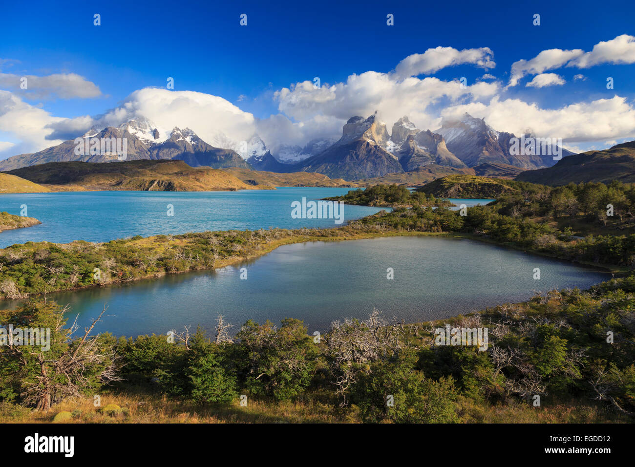 Chile, Patagonia, Parque Nacional Torres del Paine (UNESCO Sitio), los picos de los Cuernos del Paine y el Lago Pehoe Foto de stock