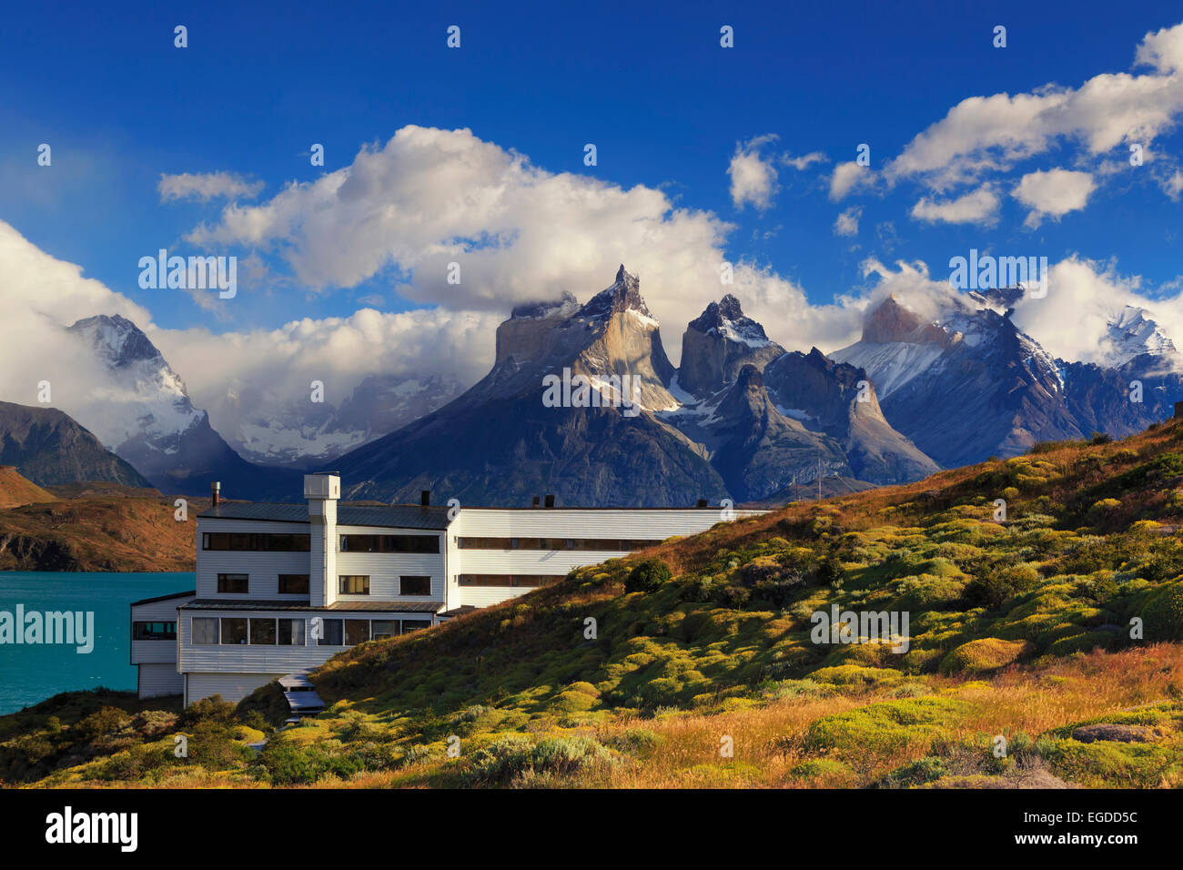 Chile, Patagonia, Parque Nacional Torres del Paine (UNESCO Sitio), los Cuernos del Paine picos y lujoso Hotel Explora Foto de stock