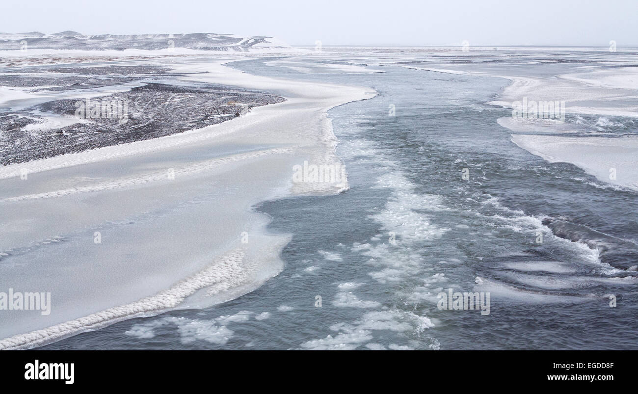 Corrientes de hielo en el río. Foto de stock