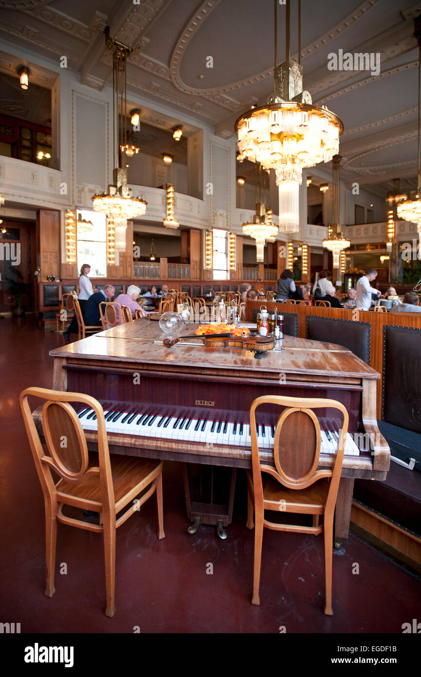 Piano en una cafetería de estilo art nouveau en la ciudad vieja de Praga,  Praga, República Checa, Europa Fotografía de stock - Alamy