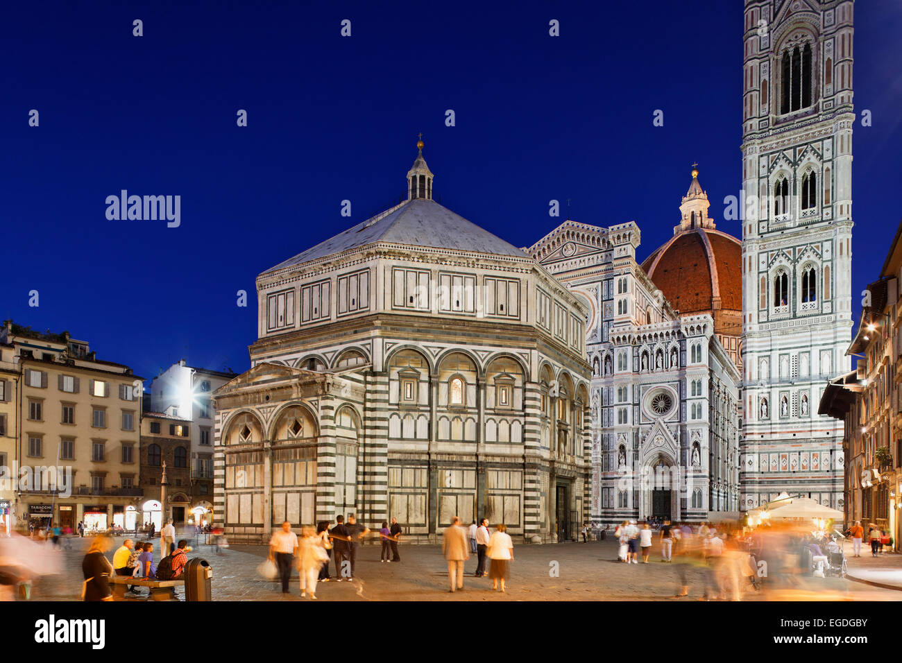 Baptisterium y la fachada de la catedral, Kathedrale Santa Maria del Fiore, Florencia, Toscana, Italia Foto de stock